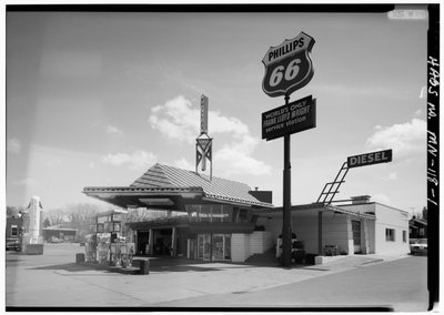 Stazione di servizio della Lindholm Oil Company, Cloquet, Minnesota (foto in b/n) da American Photographer