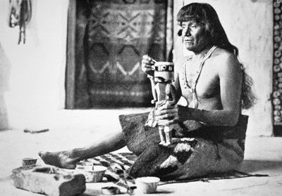Uomo che fa una bambola Kachina, c.1890 da American Photographer