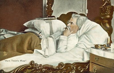 Mark Twain, a letto, mentre fuma un sigaro (foto a colori) da American Photographer