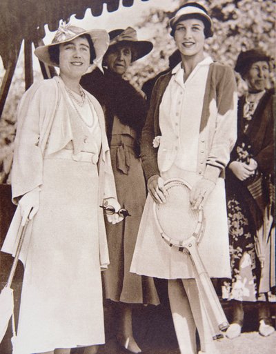 Mrs Helen Wills Moody (a destra) la campionessa di tennis americana, incontra la Duchessa di York al All-England Club di Wimbledon durante il Campionato di Tennis su Prato nel 1935 (foto in b/n) da American Photographer