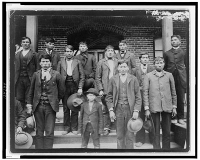 Uomini Nativi Americani e un ragazzo posano fuori dalla Scuola Indiana di Carlisle, Pennsylvania, c.1890 da American Photographer