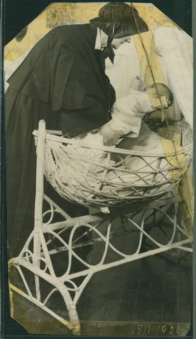 Ospedale dei Trovatelli di New York - Suor Anna Michella con bambino e culla da American Photographer