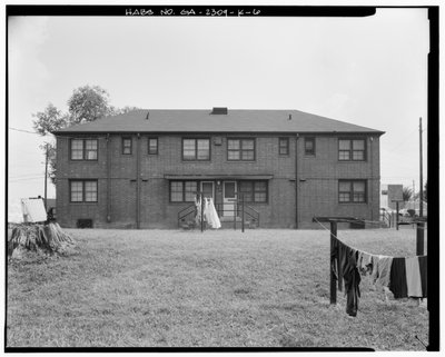 Lato nord - Clark Howell Homes, Edificio H-1, 253 Mills Street, Atlanta, Contea di Fulton, GA (foto in b/n) da American Photographer