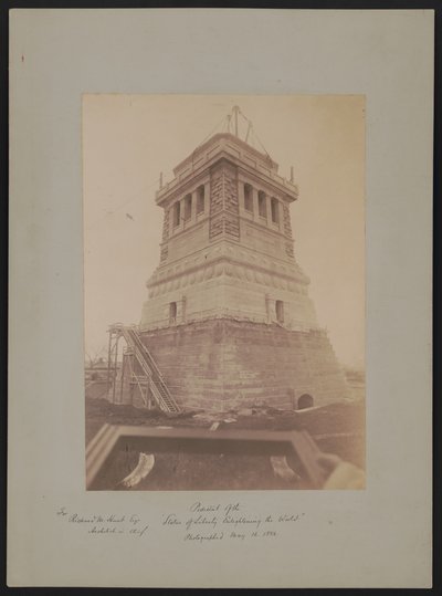 Piedistallo della "Statua della Libertà che illumina il mondo", progettato da Richard Morris Hunt, durante la costruzione, 16 maggio 1886 da American Photographer