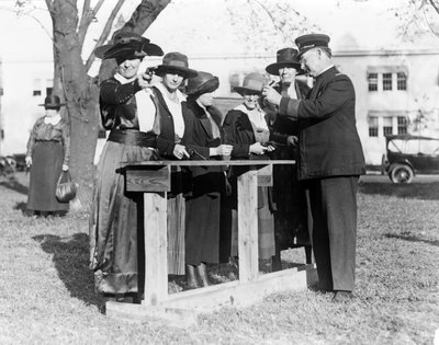 Agente di polizia che insegna alle donne come sparare, c.1920 da American Photographer