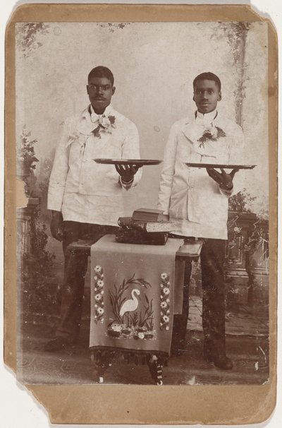 Ritratto di due uomini che tengono dei vassoi, 1885 ca. 1885 (foto) da American Photographer