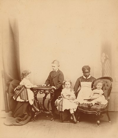 Ritratto di donna e quattro bambini, anni 