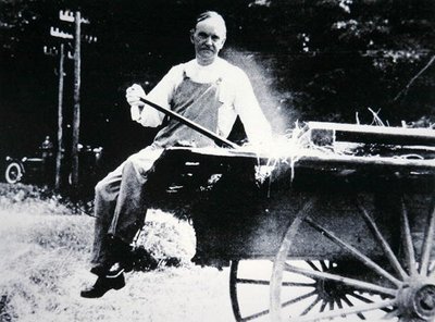 Il presidente Calvin Coolidge (1873-1933) che posa come un contadino durante una vacanza in Vermont da American Photographer