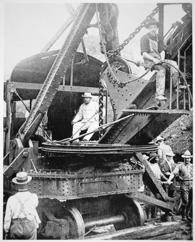 Il presidente Theodore Roosevelt con una gigantesca scavatrice a vapore al Culebra Cut durante lo scavo del Canale di Panama, novembre 1906 (foto in b/n) da American Photographer