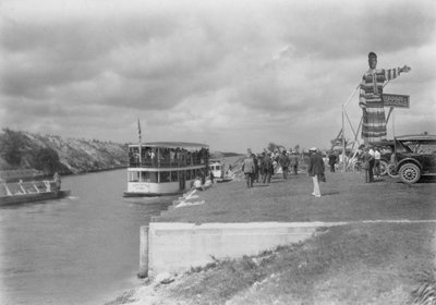 Tour dei potenziali acquirenti a Hialeah, 1922 da American Photographer