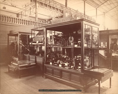 Esposizione di Rudolph Koenig, Apparato Filosofico, Main Exhibition, Centennial International Exhibition, Philadelphia, 1876 da American Photographer