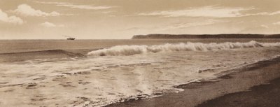 San Diego: Surf a Coronado Beach, Point Loma in lontananza, San Diego (foto b/n) da American Photographer