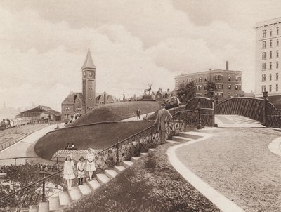 Scena Juneau Park, North Western Depot in lontananza, Milwaukee, Wisconsin (foto b/n) da American Photographer