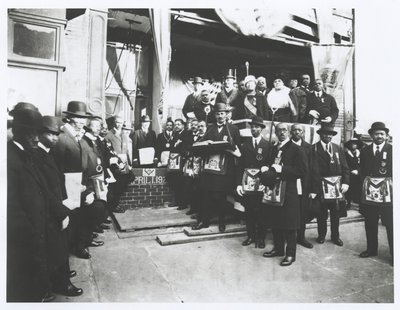 Schomburg tra Massoni e Odd Fellows alla posa della prima pietra del Tempio Ionico da American Photographer