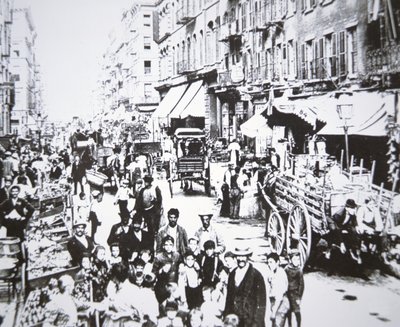 Mercato di strada in Mulberry Street, Lower East Side, New York City da American Photographer
