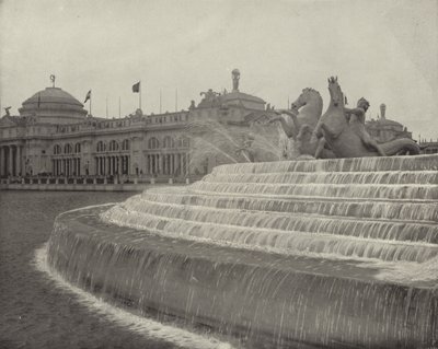 La cascata circolare e i cavalli marini da American Photographer