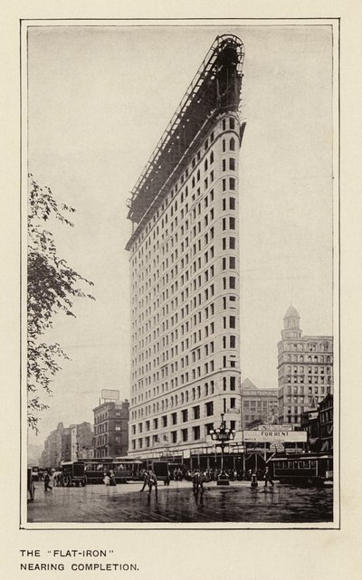 Il "Flat-Iron" in fase di completamento (foto b/n) da American Photographer