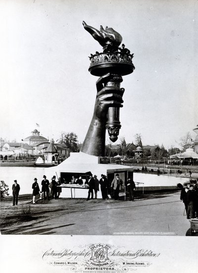 La Mano e la Torcia della Statua della Libertà da American Photographer