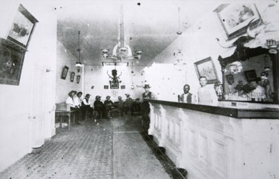 Il Long Branch Saloon, Dodge City, Kansas, c.1880 da American Photographer