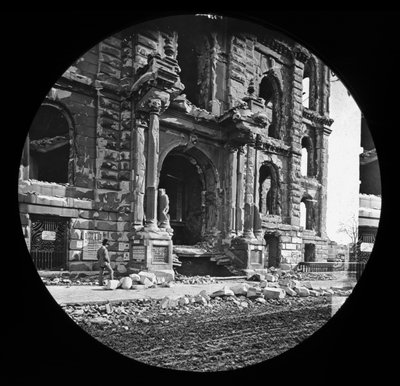 Ingresso ovest del tribunale dopo il Grande Incendio di Chicago, 1871 da American Photographer