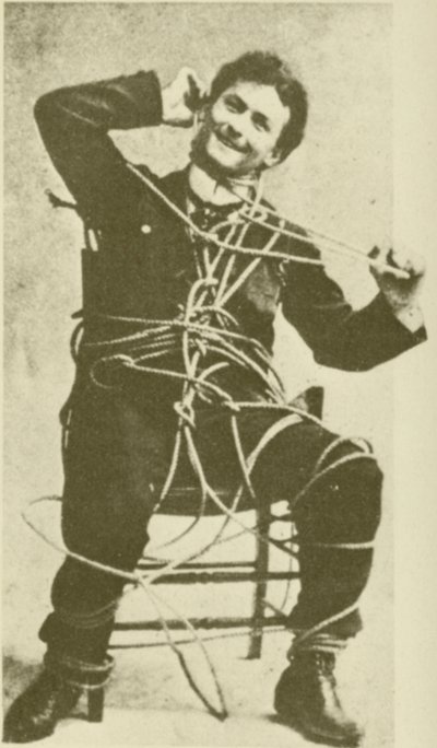 Il giovane Harry Houdini durante una fuga con la corda nel 1898 (foto b/n) da American Photographer