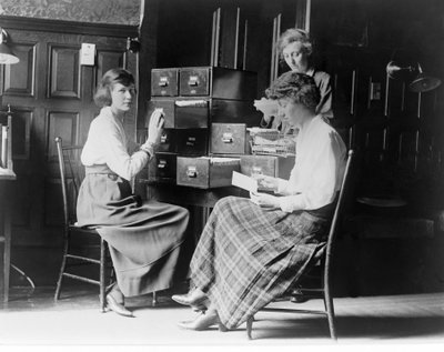 Tre donne lavorano agli schedari presso la sede del National Woman