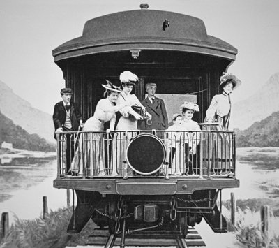 Turisti che scattano fotografie panoramiche dalla piattaforma di osservazione posteriore di un treno Union Pacific da American Photographer