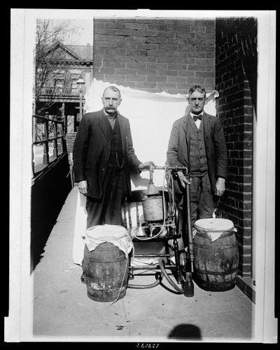 Due uomini che posano con un alambicco per il whisky da American Photographer
