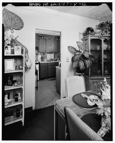 Interno tipico, sala da pranzo che conduce alla cucina. - Techwood Homes, Edificio n. 18 da American Photographer
