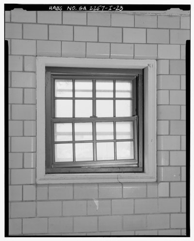 Dettaglio tipico della finestra della tromba delle scale - Techwood Homes, Edificio n. 6, 465 Techwood Drive e 119-125 Hunnicutt Street, Atlanta, Contea di Fulton, GA da American Photographer