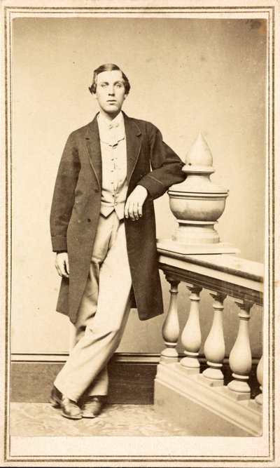 Uomo non identificato con cappotto appoggiato a una colonna, c.1860-75 da American Photographer