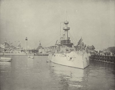 Vista della Stazione di Salvataggio e della Nave da Guerra da American Photographer