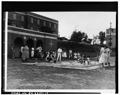 Piscina per bambini, Techwood Homes (Edilizia Pubblica), delimitata da North Avenue, Parker Street, William Street e Lovejoy Street, Atlanta, Contea di Fulton, GA, c.1940 da American Photographer