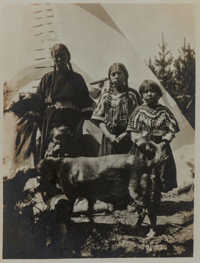 Donna, due ragazze e un bambino con cane, ca. 1900 da American Photographer