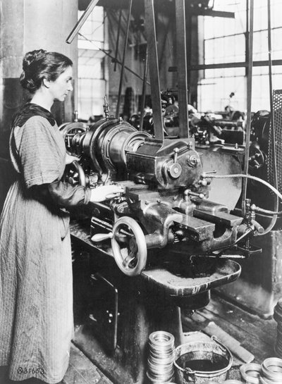 Donna che lavora alla fresatrice per filettature interne, Norton Grinding Co., Worcester, Ma., durante la Prima Guerra Mondiale, 1914-18 da American Photographer