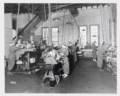 Donne che Lavorano nelle Fabbriche durante la Prima Guerra Mondiale da American Photographer