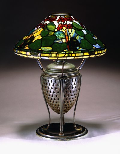 Lampada da tavolo "Geranio" con paralume conico e base in bronzo traforato con motivo a squame di pesce, XX secolo da American School