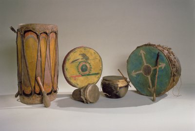 Una collezione di tamburi dei nativi americani da American School