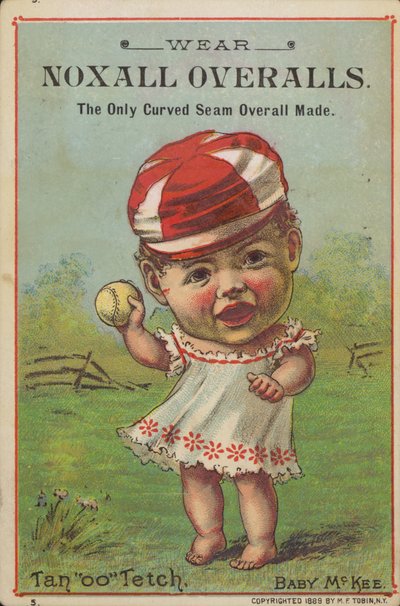 Bambino che tiene una palla da baseball da American School