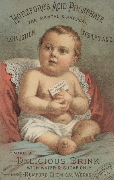 Bambino seduto su una sedia da American School