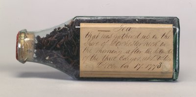Foglie di tè del Boston Tea Party in una bottiglia di vetro, raccolte da T.M. Harris, Dorchester Neck, dicembre 1773 da American School