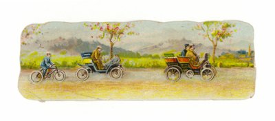Strada trafficata con auto e biciclette da American School