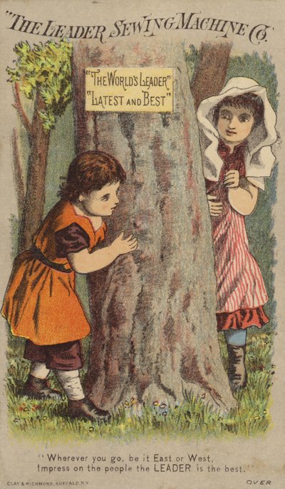 Bambini che giocano a nascondino vicino a un albero da American School