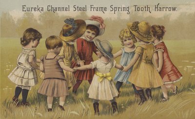 Bambini che giocano a girotondo da American School