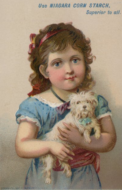 Ragazza che tiene un piccolo cane tra le braccia da American School