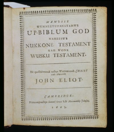 Mamusse Wunneetupanatamwe up-Biblum God (La-Bibbia Santa intera di Dio), pagina del titolo dalla Bibbia, conosciuta anche come la Bibbia Indiana di Eliot, tradotta nella lingua Massachuset dal Reverendo John Eliot da American School