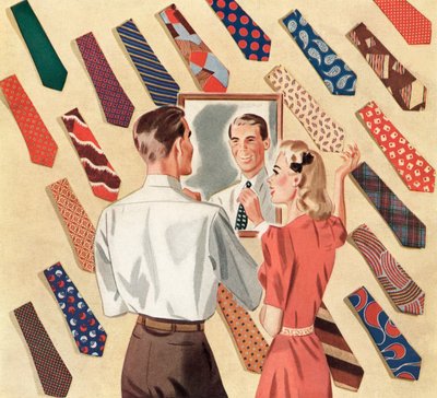 Uomo si raddrizza la cravatta nello specchio tra una mostra di molte cravatte da uomo da American School