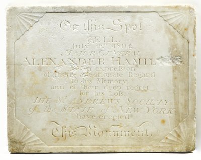 Targa per il cenotafio che segna il punto in cui Alexander Hamilton fu mortalmente ferito durante un duello con Aaron Burr da American School