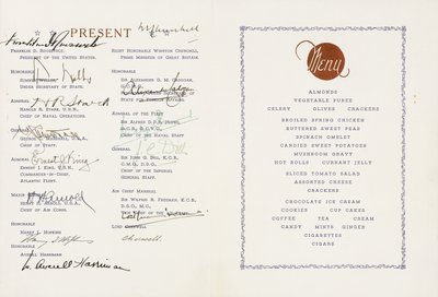 Menu stampato firmato da Winston Churchill e Franklin D. Roosevelt, U.S Flagship Augusta, Porto della Nave, Terranova, datato 9 agosto 1943. Il primo incontro ufficiale tra Churchill e Roosevelt che produsse la Carta Atlantica, il preludio all