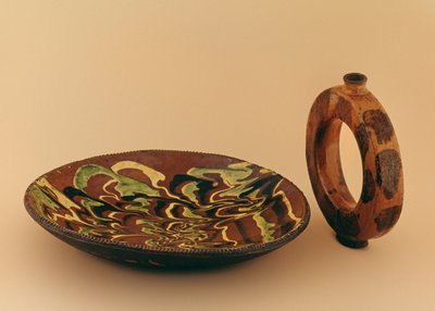 Piatto ovale in terracotta con smalto marmorizzato e portatore d